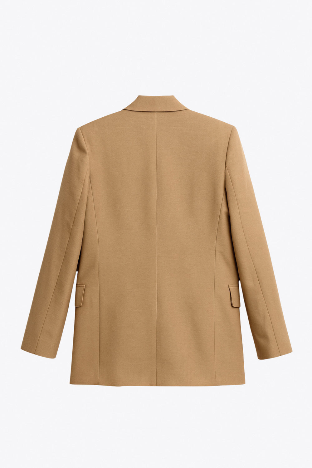 Blazer cruzado de fit oversized, con solapa y hombreras, manga larga y bolsillos delanteros con cartera. Cierre frontal con cruce de botones en contraste.