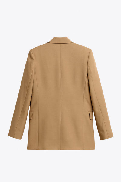 Blazer cruzado de fit oversized, con solapa y hombreras, manga larga y bolsillos delanteros con cartera. Cierre frontal con cruce de botones en contraste.