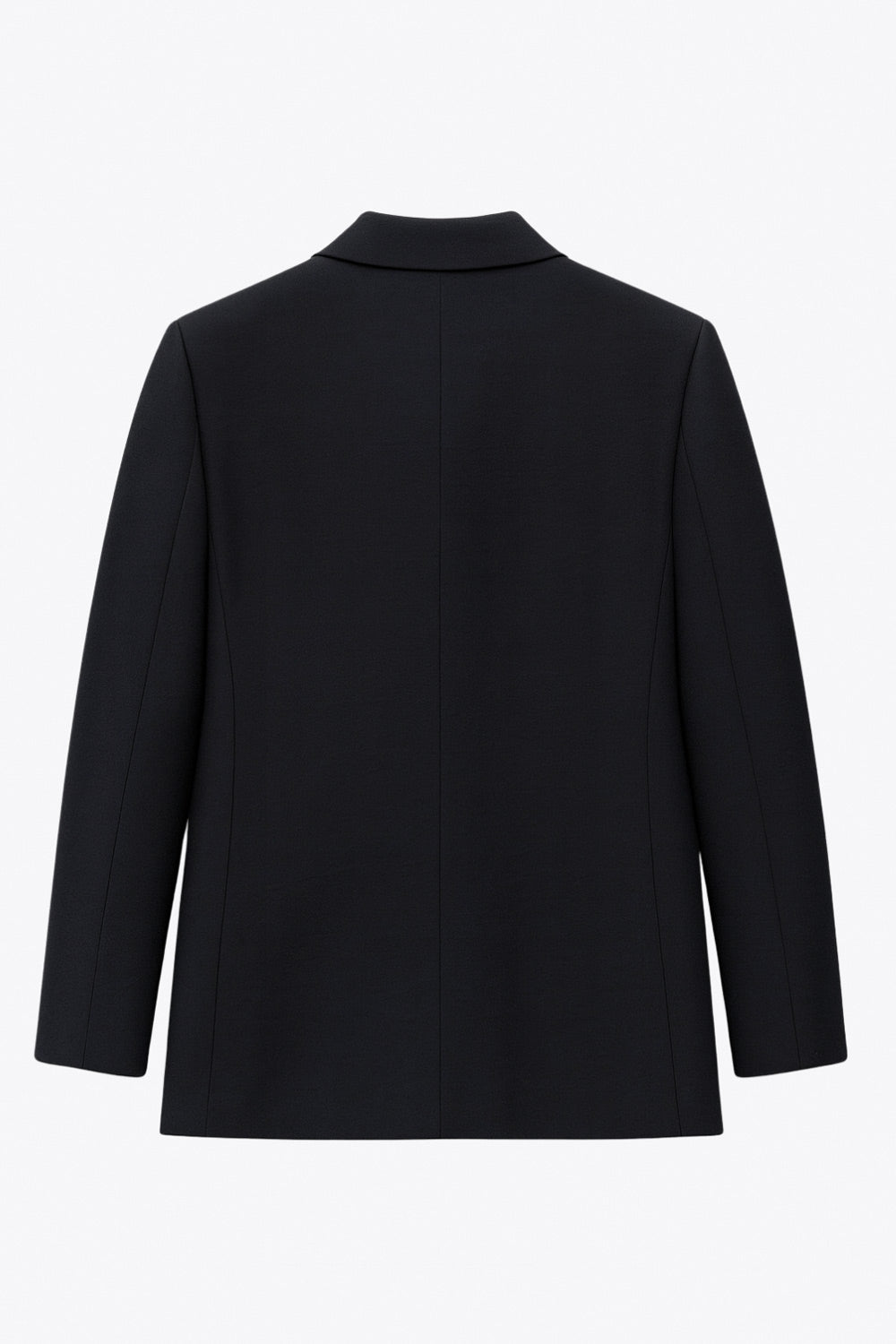 Blazer cruzado de fit oversized, con solapa y hombreras, manga larga y bolsillos delanteros con cartera. Cierre frontal con cruce de botones en contraste.