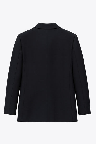 Blazer cruzado de fit oversized, con solapa y hombreras, manga larga y bolsillos delanteros con cartera. Cierre frontal con cruce de botones en contraste.