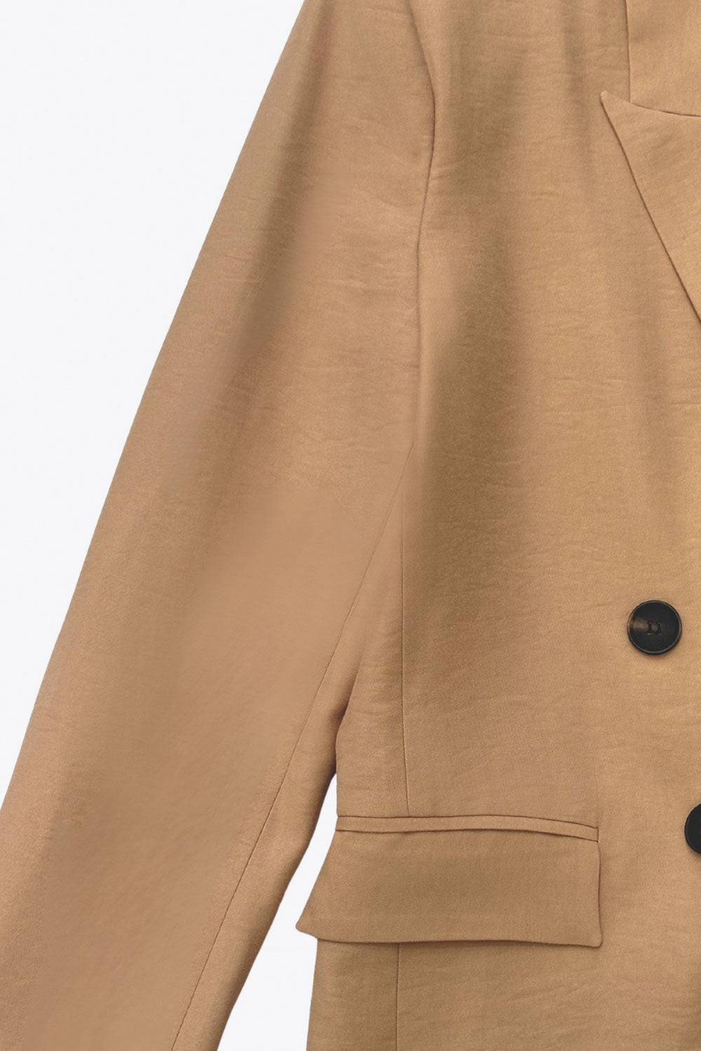 Blazer cruzado de fit oversized, con solapa y hombreras, manga larga y bolsillos delanteros con cartera. Cierre frontal con cruce de botones en contraste.