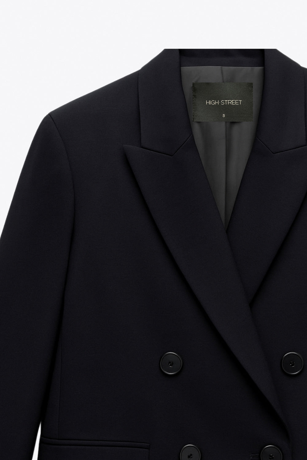 Blazer cruzado de fit oversized, con solapa y hombreras, manga larga y bolsillos delanteros con cartera. Cierre frontal con cruce de botones en contraste.
