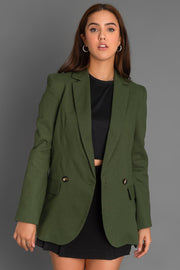 Blazer de fit recto, con hombreras y solapa, manga larga con puño abotonado y bolsillos delanteros con cartera. Cierre frontal con doble cruce de botón en contraste.