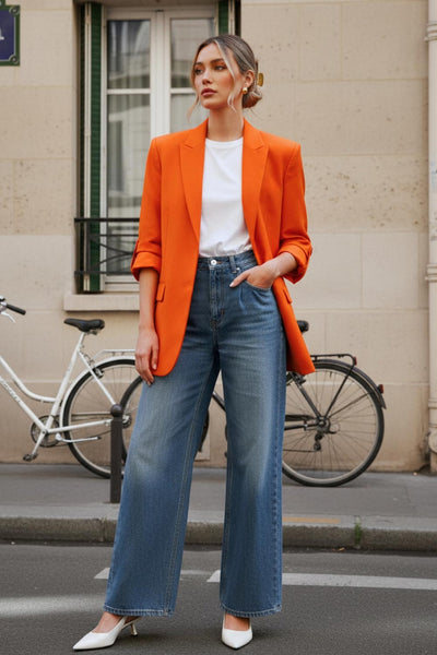 Blazer abierto de fit ligeramente oversized, manga 3/4 rolled up con trabilla decorativa y botón en contraste. Detalle de bolsillos delanteros con cartera.