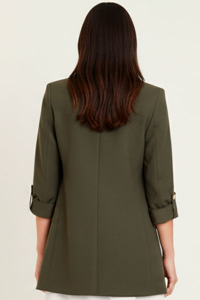 Blazer abierto de fit ligeramente oversized, manga 3/4 rolled up con trabilla decorativa y botón en contraste. Detalle de bolsillos delanteros con cartera.