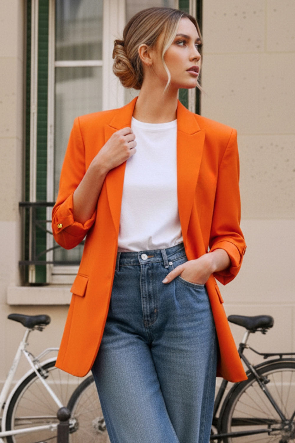 Blazer abierto de fit ligeramente oversized, manga 3/4 rolled up con trabilla decorativa y botón en contraste. Detalle de bolsillos delanteros con cartera.