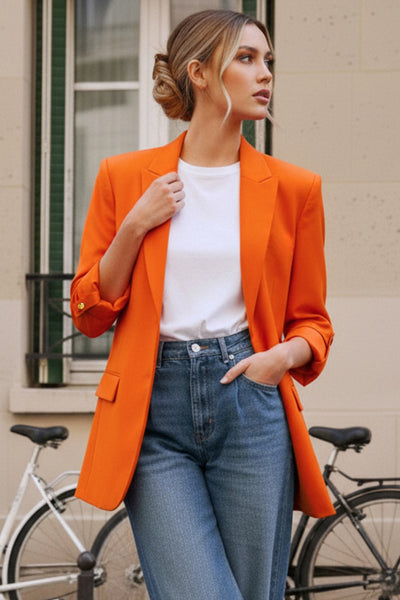 Blazer abierto de fit ligeramente oversized, manga 3/4 rolled up con trabilla decorativa y botón en contraste. Detalle de bolsillos delanteros con cartera.