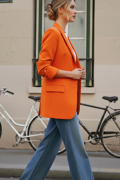 Blazer abierto de fit ligeramente oversized, manga 3/4 rolled up con trabilla decorativa y botón en contraste. Detalle de bolsillos delanteros con cartera.