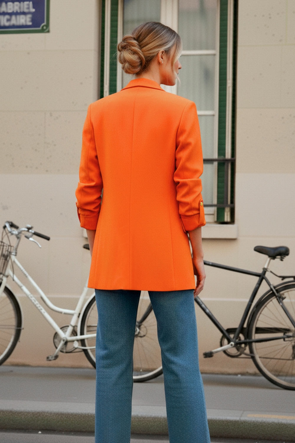 Blazer abierto de fit ligeramente oversized, manga 3/4 rolled up con trabilla decorativa y botón en contraste. Detalle de bolsillos delanteros con cartera.