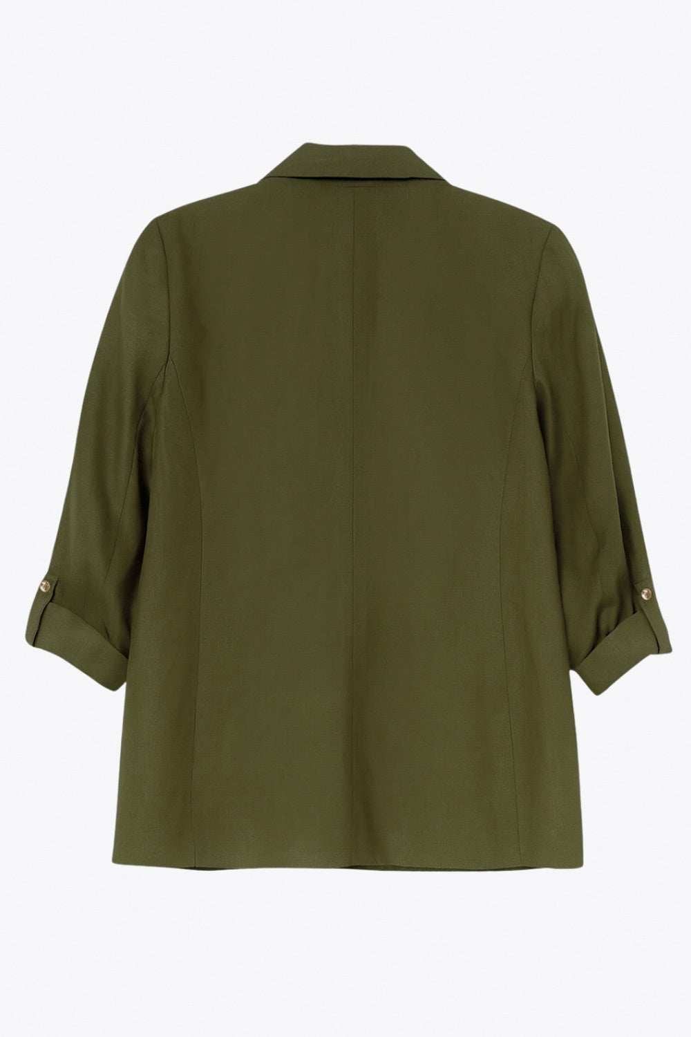 Blazer abierto de fit ligeramente oversized, manga 3/4 rolled up con trabilla decorativa y botón en contraste. Detalle de bolsillos delanteros con cartera.