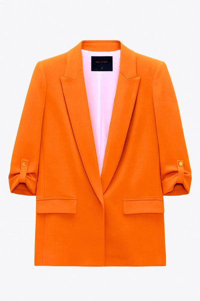 Blazer abierto de fit ligeramente oversized, manga 3/4 rolled up con trabilla decorativa y botón en contraste. Detalle de bolsillos delanteros con cartera.