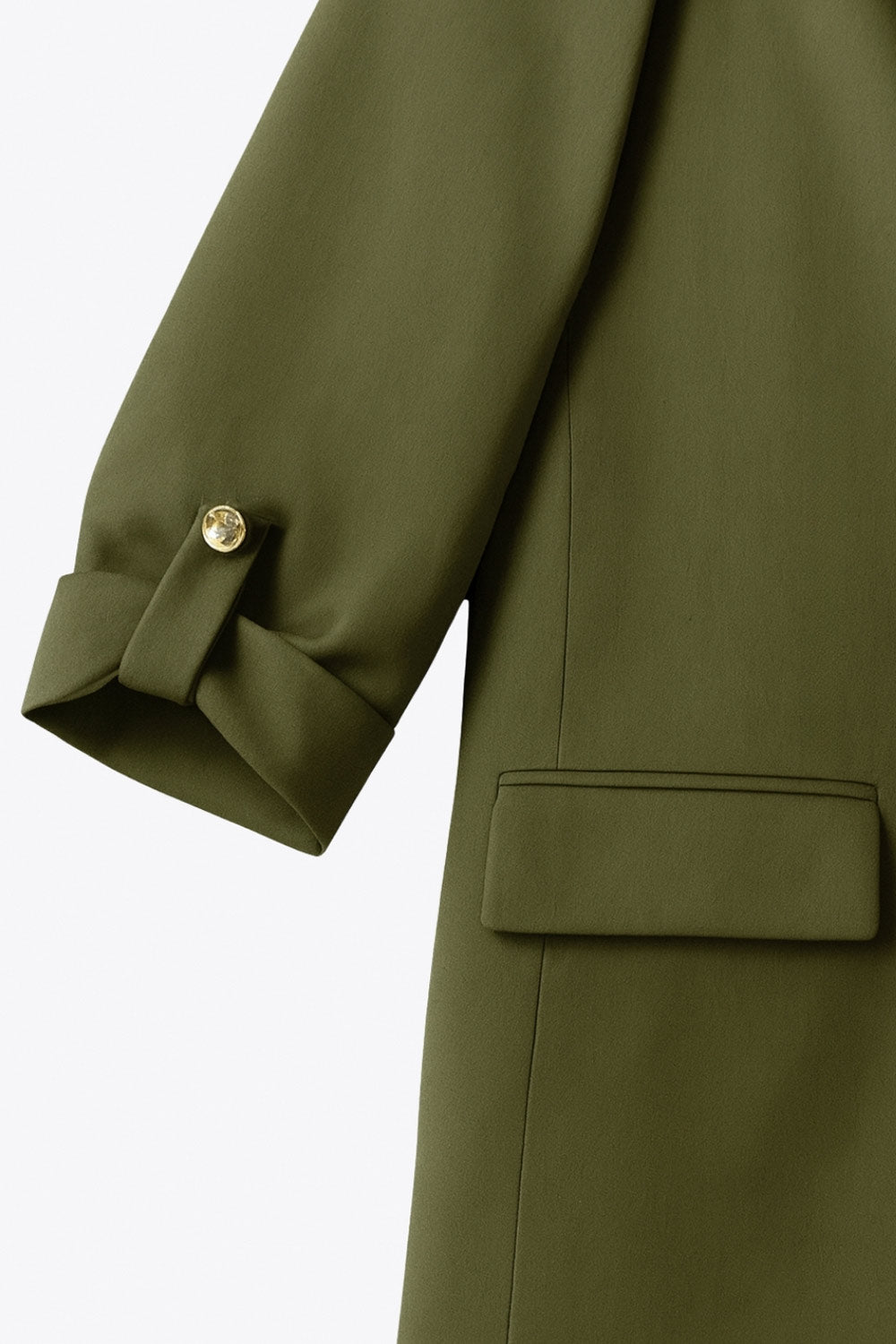 Blazer abierto de fit ligeramente oversized, manga 3/4 rolled up con trabilla decorativa y botón en contraste. Detalle de bolsillos delanteros con cartera.