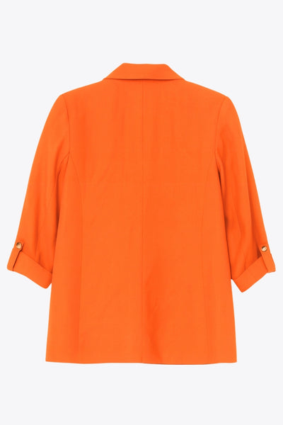 Blazer abierto de fit ligeramente oversized, manga 3/4 rolled up con trabilla decorativa y botón en contraste. Detalle de bolsillos delanteros con cartera.