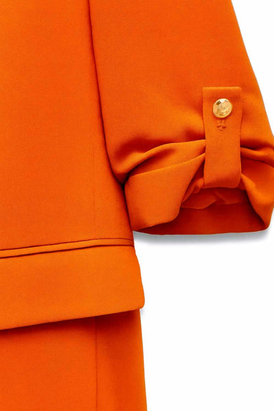 Blazer abierto de fit ligeramente oversized, manga 3/4 rolled up con trabilla decorativa y botón en contraste. Detalle de bolsillos delanteros con cartera.