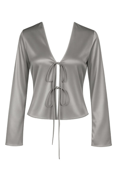 Blusa satinada abierta de fit fluido, escote v, manga larga amplia con abertura en puños y cierre frontal con lazo amarrable.