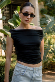 Blusa de fit ajustado, manga corta seguida con plisados en laterales, hombros descubiertos, plisados en costados y escote recto.