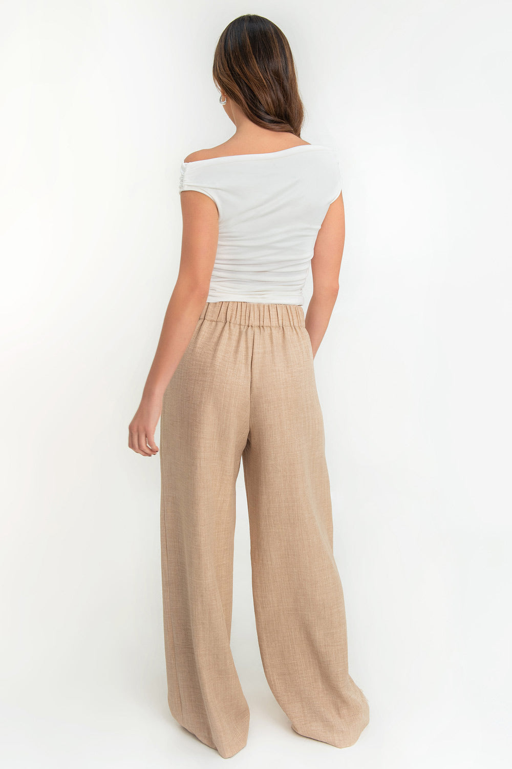 Blusa de fit ajustado, manga corta seguida con plisados en laterales, hombros descubiertos, plisados en costados y escote recto.