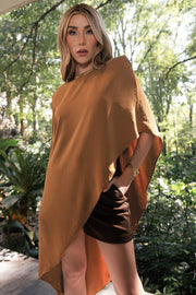 Blusa tipo túnica asimétrica, de cuello redondo, con hombreras, manga corta seguida, fit fluido y bajo asimétrico.