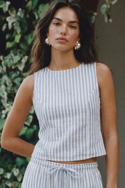Blusa corta de estampado rayas, fit ajustado, sin mangas, cuello redondo, pinzas frontales y cut out en espalda con lazo amarrable posterior. Cierre posterior con broche.