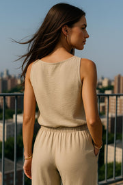 Blusa básica de fit recto, sin mangas y cuello barco.