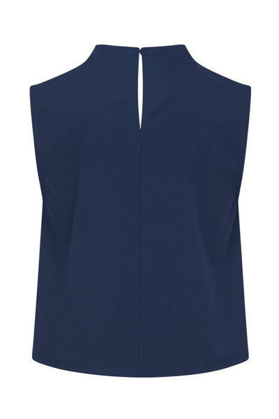 Blusa sin mangas de fit recto, cuello mock con detalles plisados y cierre posterior con botón y ojal.