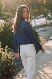 Blusa blazer corto de estampado rayas, fit recto, manga larga, escote v con solapa y cierre frontal con lazos amarrables.