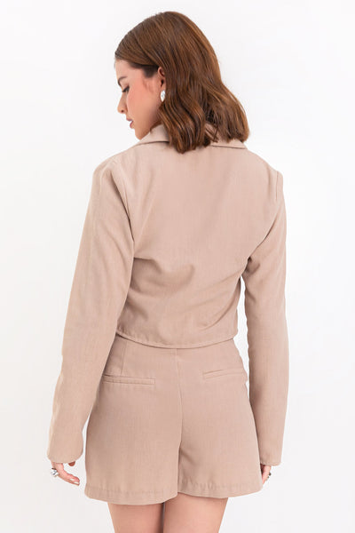 Blusa corta de fit fluido, manga larga, escote v con solapa y cierre frontal con lazos amarrables.