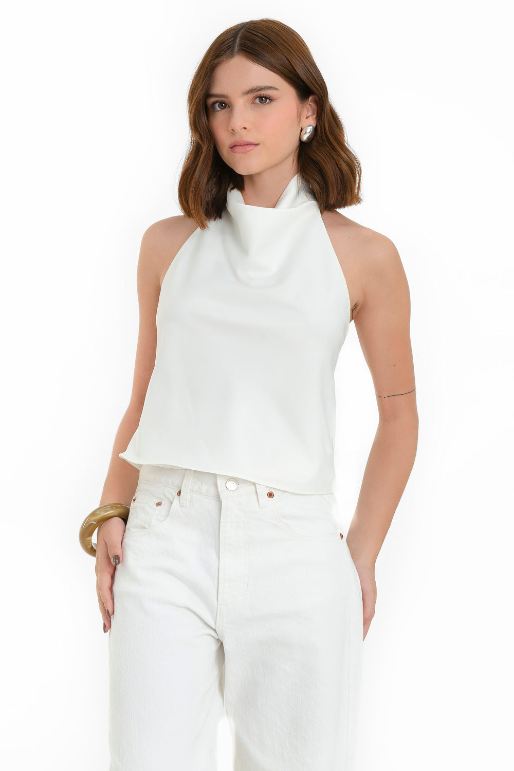 Blusa corta halter de fit fluido, sin mangas, cuello halter fluido con plisados y escote en espalda. Cierre posterior con botón y ojal.