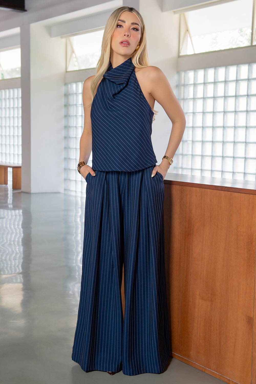 Blusa corta de lino, fit recto, estampado rayas, halter con cuello fluido, sin mangas, escote en espalda, cierre posterior con botón y ojal.