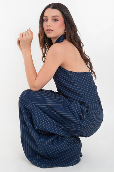 Blusa corta de lino, fit recto, estampado rayas, halter con cuello fluido, sin mangas, escote en espalda, cierre posterior con botón y ojal.