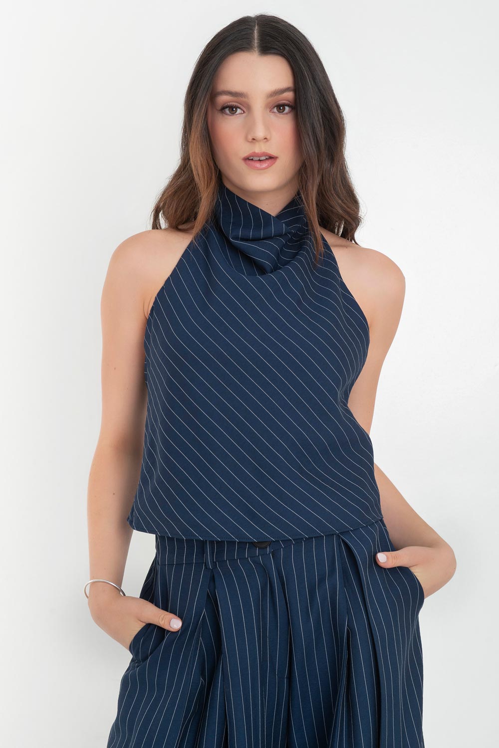 Blusa corta de lino, fit recto, estampado rayas, halter con cuello fluido, sin mangas, escote en espalda, cierre posterior con botón y ojal.