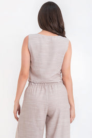 Blusa corta de fit recto, cuello redondo, sin mangas, pinzas frontales y cierre lateral con cremallera oculta.