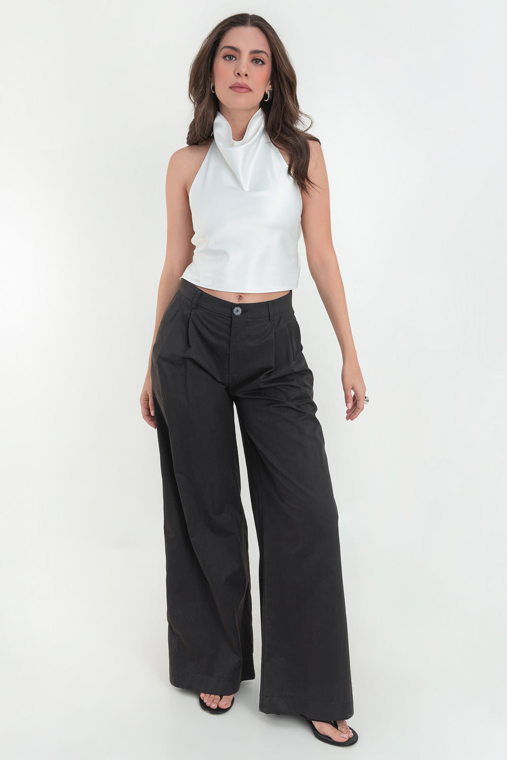 Blusa corta satinada de cuello halter con escote fluido, sin mangas y escote en espalda con tirantes delgados ajustables.