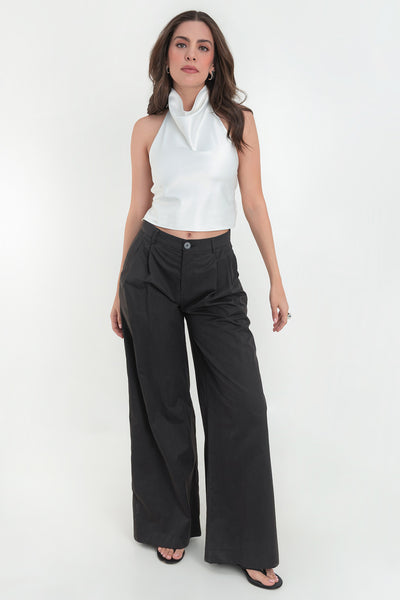 Blusa corta satinada de cuello halter con escote fluido, sin mangas y escote en espalda con tirantes delgados ajustables.