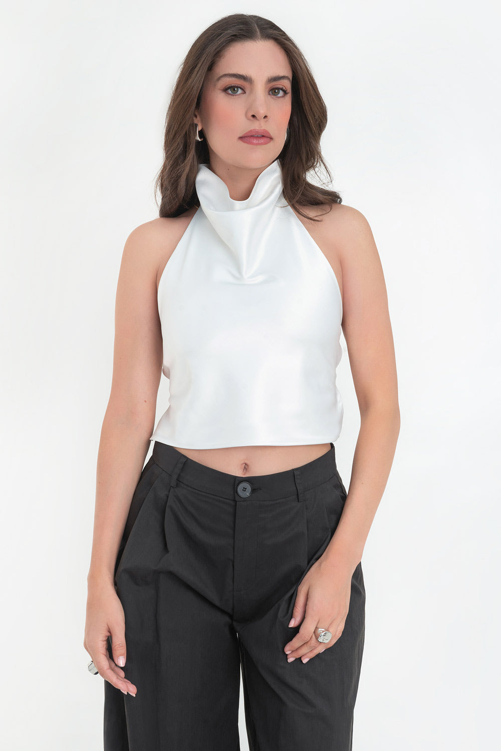 Blusa corta satinada de cuello halter con escote fluido, sin mangas y escote en espalda con tirantes delgados ajustables.