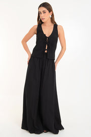 Blusa de fit recto, sin mangas, escote v redondeado y cierre frontal con lazos amarrables.