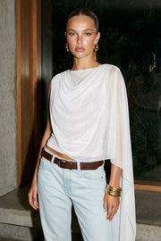 Blusa de mesh con plisados decorativos frontales, cuello barco sin manags, y detalle decorativo lateral.