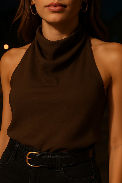 Blusa de cuello halter con escote fluido, sin mangas, escote en espalda, cierre posterior con botón y ojal.