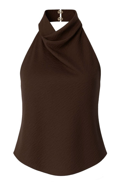 Blusa de cuello halter con escote fluido, sin mangas, escote en espalda, cierre posterior con botón y ojal.