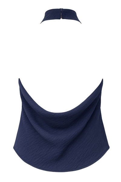 Blusa de cuello halter con escote fluido, sin mangas, escote en espalda, cierre posterior con botón y ojal.
