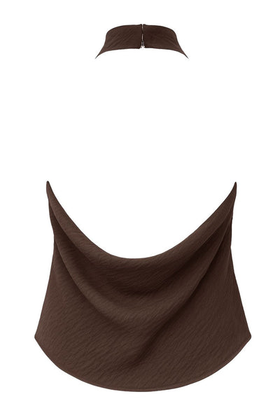 Blusa de cuello halter con escote fluido, sin mangas, escote en espalda, cierre posterior con botón y ojal.