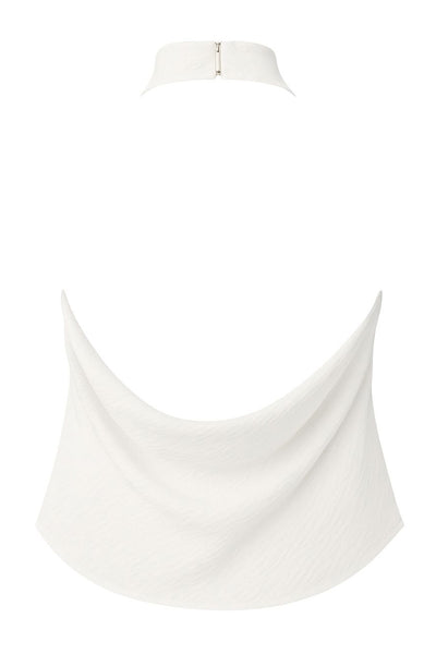 Blusa de cuello halter con escote fluido, sin mangas, escote en espalda, cierre posterior con botón y ojal.