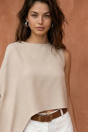 Blusa tipo túnica asimétrica, de cuello redondo, manga corta seguida, fit fluido y bajo asimétrico. Cierre posterior con cremallera oculta.