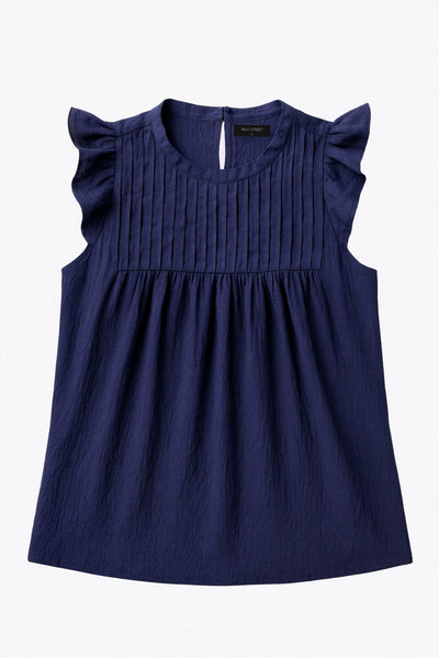 Blusa de fit recto, cuello redondo, sin mangas, olanes en sisa y costuras decorativas frontales con plisados. Cierre posterior con botón y ojal.