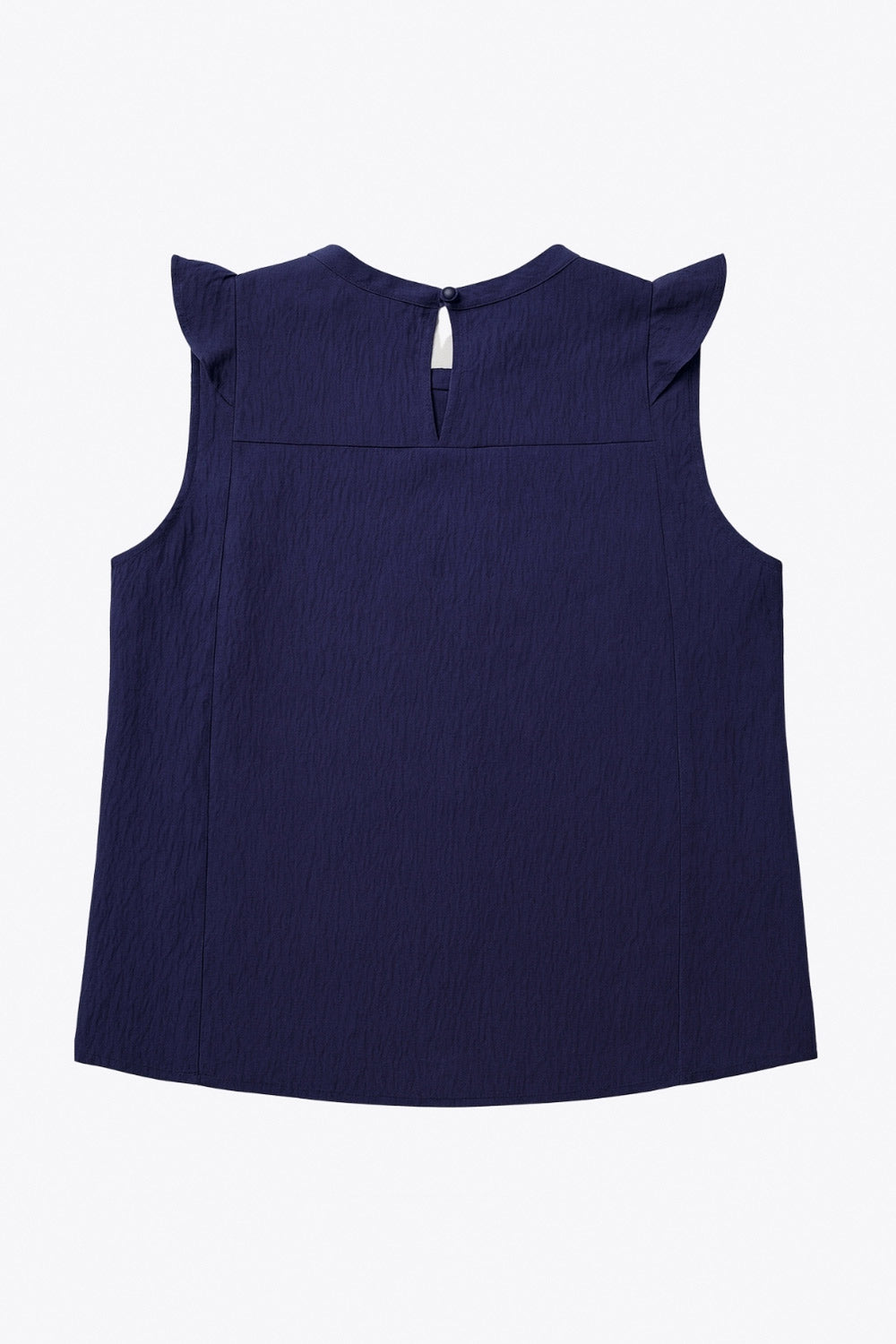 Blusa de fit recto, cuello redondo, sin mangas, olanes en sisa y costuras decorativas frontales con plisados. Cierre posterior con botón y ojal.