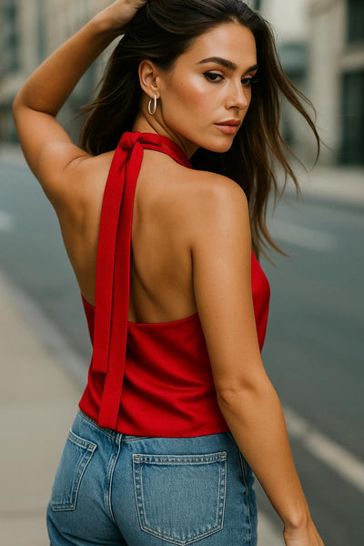 Blusa fluida corta de cuello halter, escote v cruzado con plisados frontales, escote en espalda y lazo amarrable posterior.