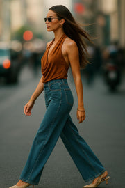 Blusa de cuello halter, escote fluido frontal, sin mangas y escote en espalda.