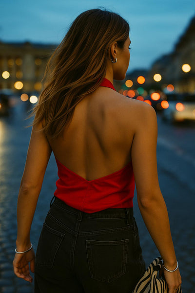 Blusa corta de cuello halter, escote fluido frontal y en espalda.