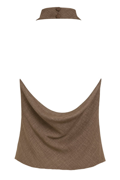 Blusa corta fluida, de cuello alto halter con plisados, sin mangas, escote en espalda, cierre posterior con botón y ojal.