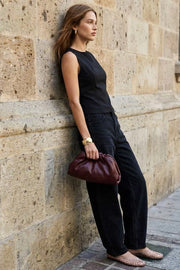 Blusa corta de fit ajustado, sin mangas, cuello redondo, pinzas frontales y cut out en espalda con lazo amarrable posterior. Cierre posterior con broche.